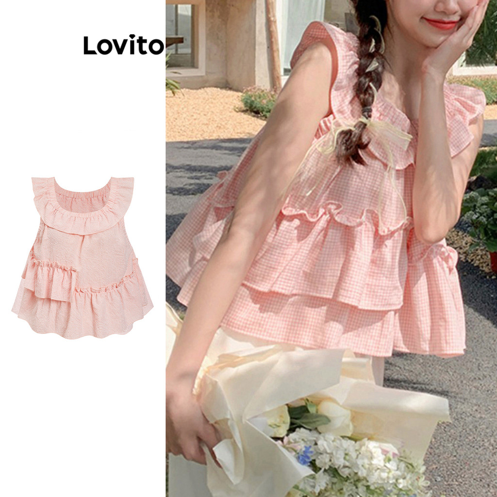 Lovito เสื้อเบลาส์ทรงไม่สมมาตรลายตารางหมากรุกระบายน่ารักสำหรับผู้หญิง LAD106868