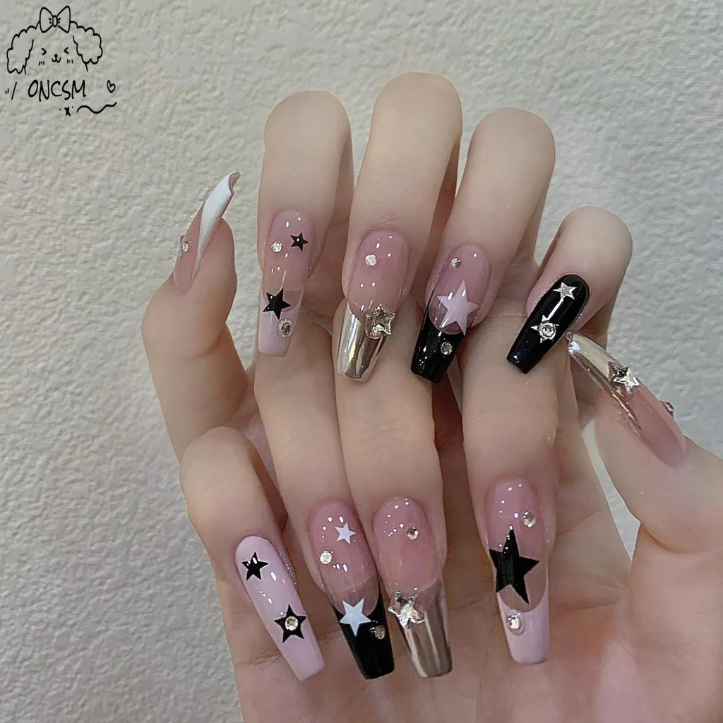 24 ชิ้น Glossy French เล็บปลอมสีชมพูสีดําขอบเงิน Ballerina เล็บเทียม