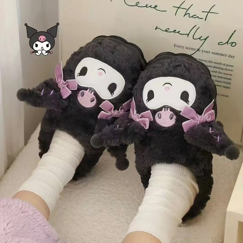 SANRIO ซานริโอ ทํานอง คุโรมิ รองเท้าแตะผ้าฝ้ายสําหรับผู้หญิง 2024 ฤดูหนาวตุ๊กตาอบอุ่นการ์ตูนรองเท้าบ้าน