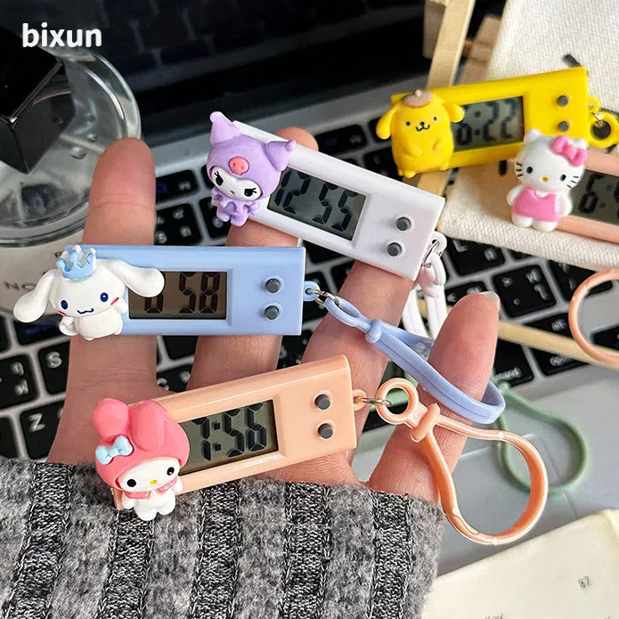 SANRIO ซานริโอ นาฬิกาอิเล็กทรอนิกส์ จี้กุญแจ มินิแบบพกพาดิจิตอลอิเล็กทรอนิกส์สอบนาฬิกานักเรียนสก์ท็อปแขวนนาฬิกาเครื่องเขียน