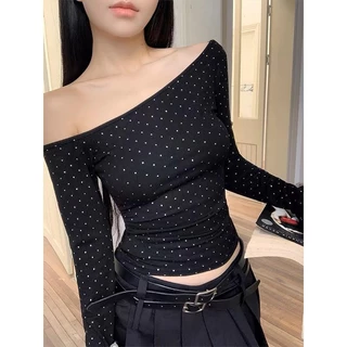 BIMI เสื้อยืด ไหล่เฉียง แขนยาว ดีไซน์อเมริกัน สำหรับผู้หญิง สินค้าใหม่ฤดูร้อน สาวฮอต เปิดไหล่ เสื้อสลิมฟิต สไตล์