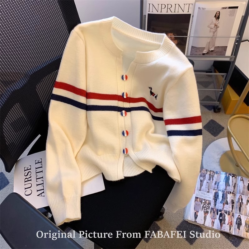 สินค้าใหม่เสื้อสเวตเตอร์ถักลายทางคอวีลายปักลายสำหรับผู้หญิงฤดูใบไม้ร่วงและฤดูหนาวแบบใหม่เสื้อโค้ทถักลดอายุทรงหลวมสไตล์ชิวๆ yfpr