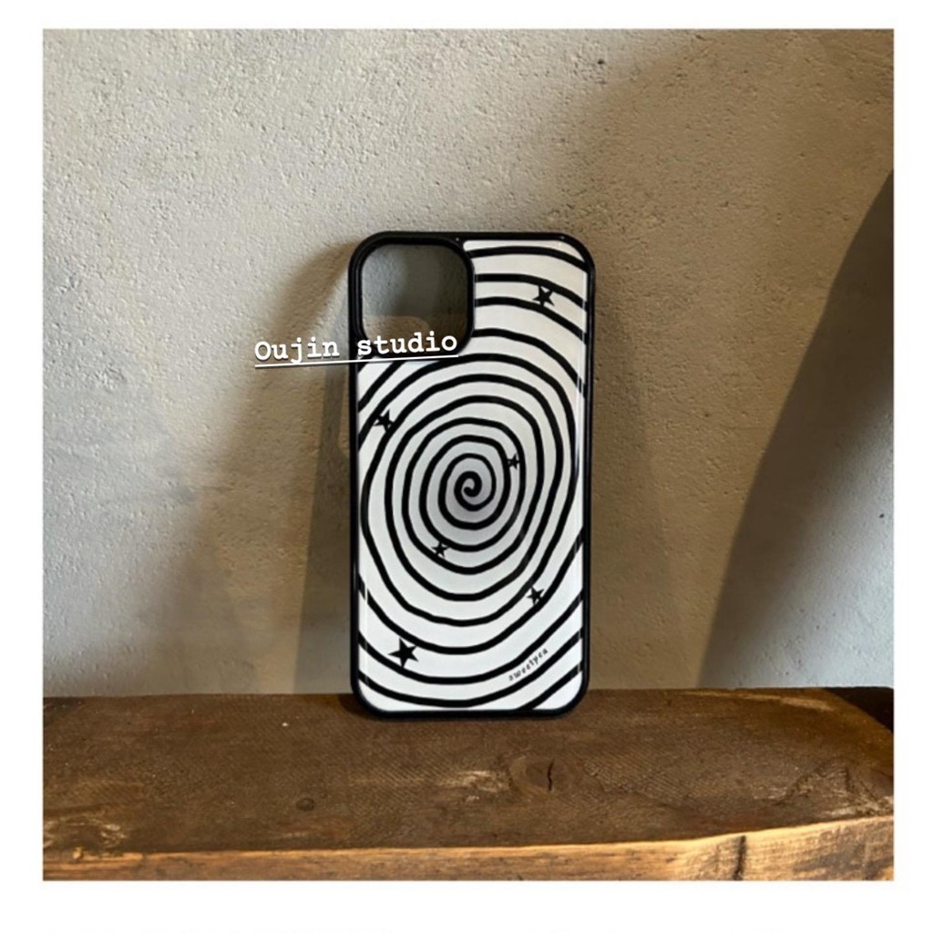 Ins Designer สไตล์เดียวกันแฟชั่น Art Star หมุน Curve Black Edge Case เหมาะสําหรับ 16pro/15promax/14/13pro/12 โทรศัพท์มือถือป้องกันกรณีกันกระแทก