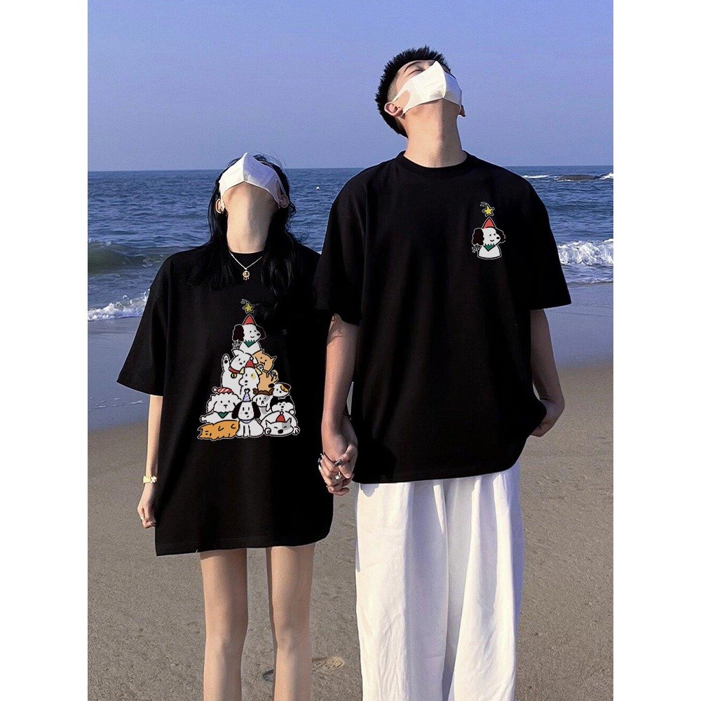 TOP พิมพ์สุนัขคริสต์มาส เสื้อคู่“DOG Santa tree” ผ้าฝ้ายใส่สบาย unisex จัดส่งจากประเทศไทย