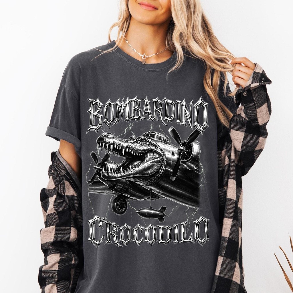 Bombardino Crocodilo เสื้อยืดอิตาเลี่ยน Brainrot Meme เสื้อ Meme Tee Unisex Merch ผ้าฝ้าย 100% เสื้อ