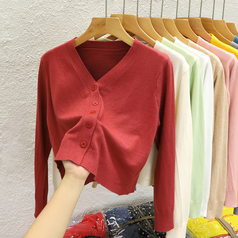 เสื้อคาร์ดิแกนถักคอวีแขนสั้นผู้หญิงสไตล์ใหม่สีดําด้านนอกเสื้อแขนยาว