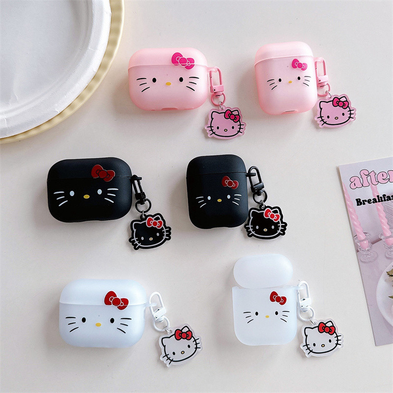 Sanrio น่ารัก Hello Kitty Airpods 4/Pro 2 ทรายบดตะขอโลหะกรณีหูฟังบลูทูธสําหรับ Airpods Pro/Airpods 3 2 1 หูฟังกันกระแทกพร้อมและตกแต่ง
