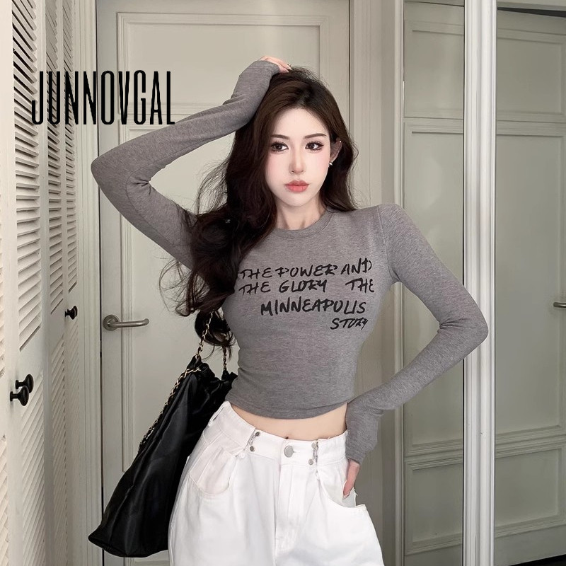 JUNNOVGAL เสื้อยืดผู้หญิงพิมพ์ลายตัวอักษรสไตล์ฤดูหนาวคอกลมแขนยาว