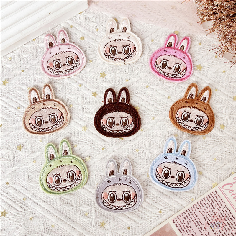 Q Plush Labubu Series 02 แผ่นแปะสติ๊กเกอร์มีกาวในตัว 1 ชิ้น DIY เย็บบนเหล็กบนป้ายเสื้อผ้าเย็บปักถักร้อย