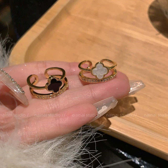 แหวนโคลเวอร์สี่ใบสองสีสีขาวดําคู่