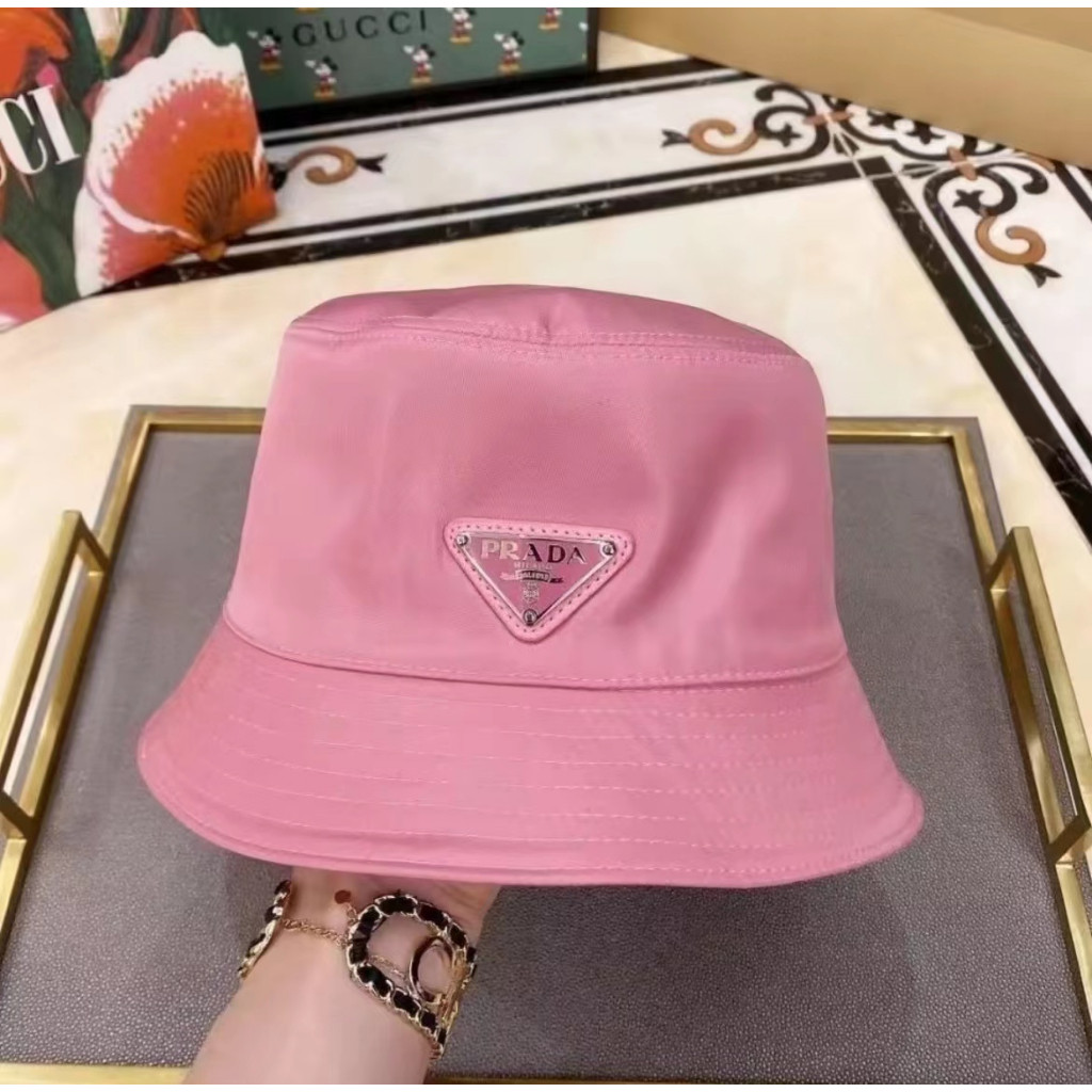 [Ship from Thailand] หมวกบักเก็ตสตรีแฟชั่นระดับไฮเอนด์พร้อมโลโก้สามเหลี่ยมบนหมวก คุณภาพสูง มีสไตล์ปก - รูปที่ 4