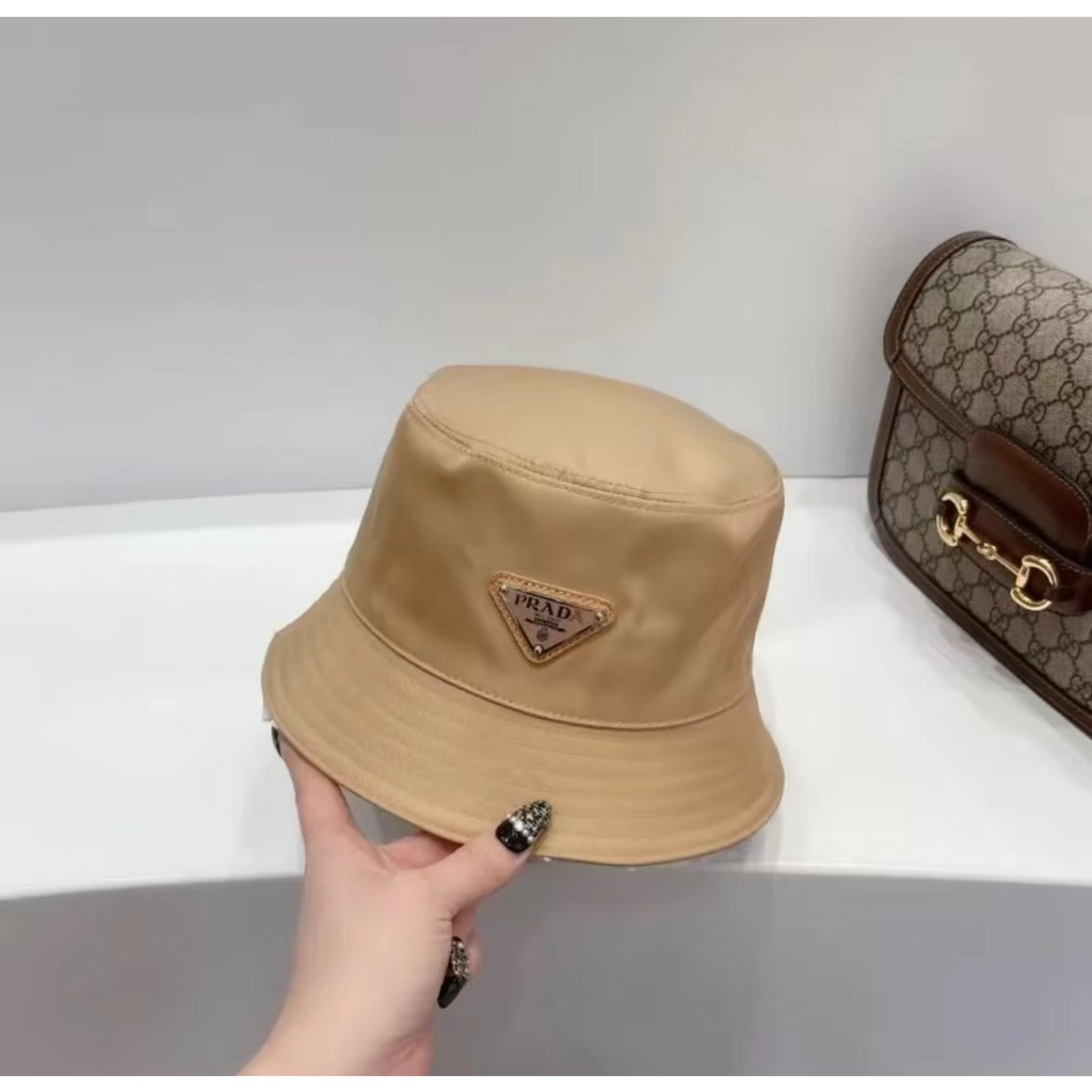 [Ship from Thailand] หมวกบักเก็ตสตรีแฟชั่นระดับไฮเอนด์พร้อมโลโก้สามเหลี่ยมบนหมวก คุณภาพสูง มีสไตล์ปก - รูปที่ 5