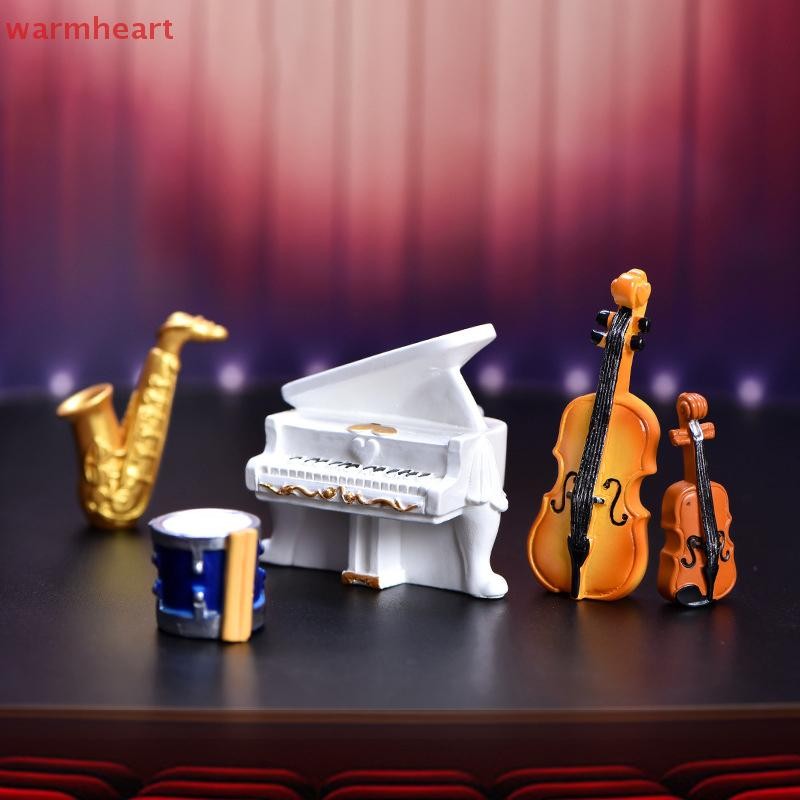 (หัวใจที่อบอุ่น) Dollhouse Micro อุปกรณ์ภูมิทัศน์จําลองเครื่องดนตรีรุ่น Miniature Retro เปียโนกีตาร์ Creative Desktop Decor ของเล่น