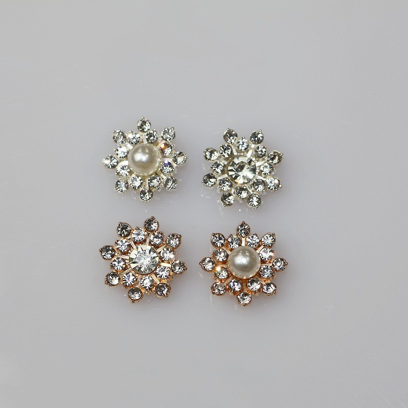 50pcs โลหะผสมเพชรดอกไม้มุกเกล็ดหิมะ DIY เสื้อผ้าเครื่องประดับอุปกรณ์ขายส่ง