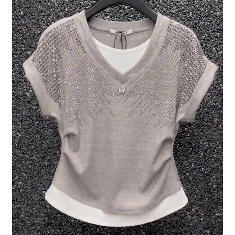 [คลังสินค้าพร้อม] Hot Diamond Contrast Color ปลอมสองชิ้นเสื้อยืดคอวีอารมณ์ 2025 ฤดูร้อนสไตล์ตะวันตกอุตสาหกรรมหนักแคบ