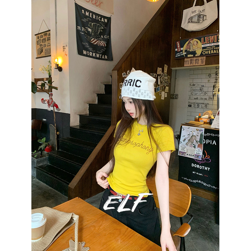 ELFwoo เสื้อยืดแขนสั้นไหล่ตัวอักษรสีเหลืองเสื้อครอปฤดูร้อนของผู้หญิง