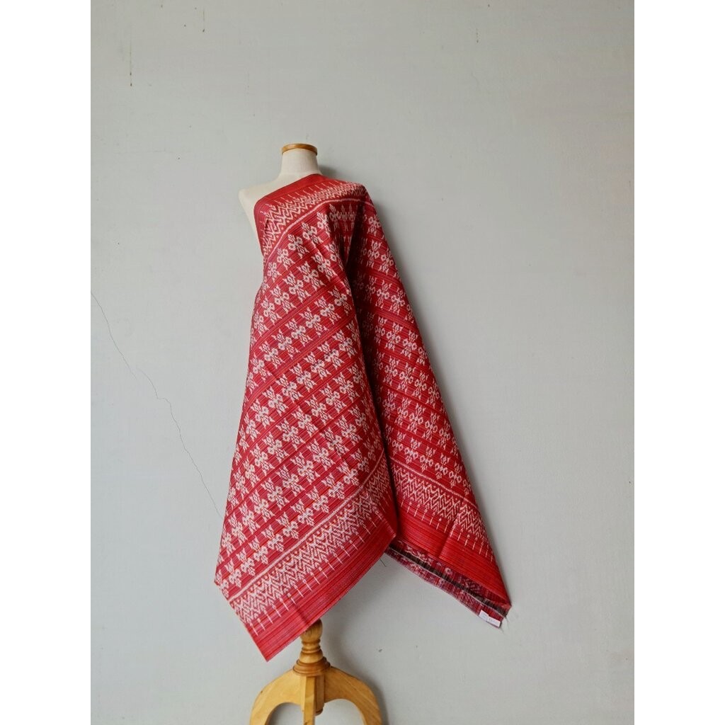 ซิ่น ผ้าไหมมัดหมี่ยกดอก 6ตะกอ ขนาด 1x2เมตร ลายดอกราตรี พื้นสีแดง รหัส L9A-119-MM6F1