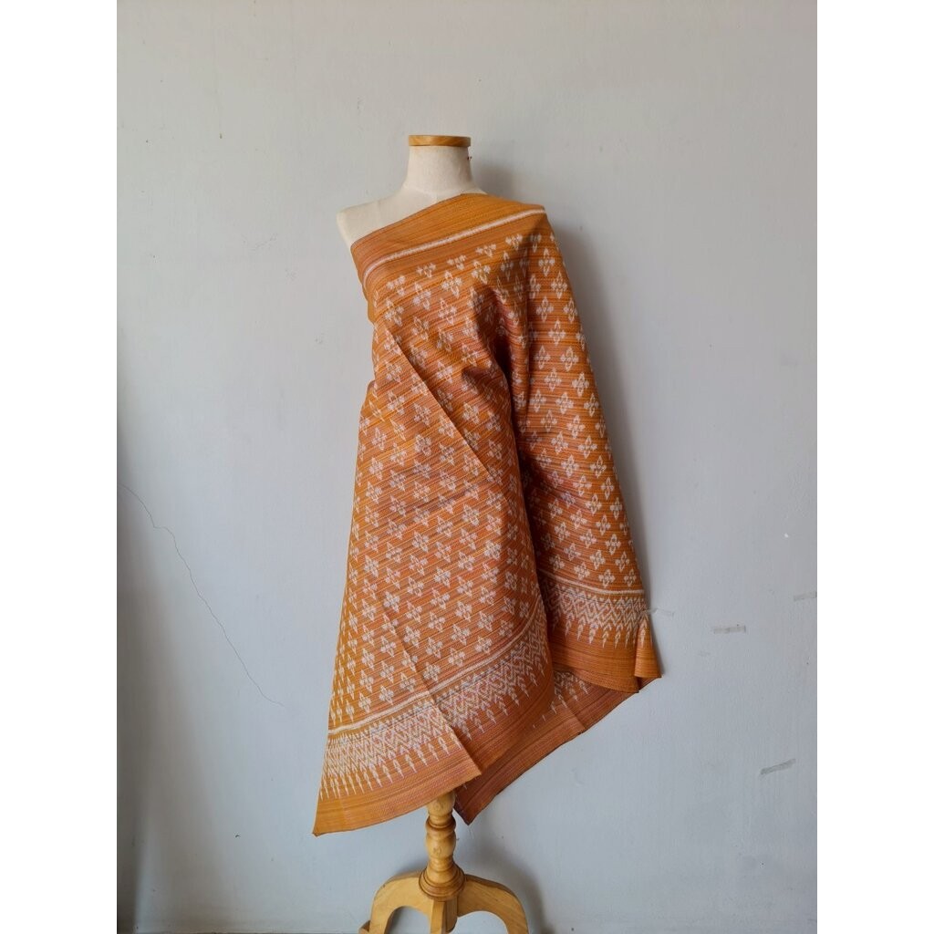 ซิ่น ผ้าไหมมัดหมี่ยกดอก 6ตะกอ ขนาด 1x2เมตร ลายดอกแก้ว พื้นสีส้ม รหัส L9A-119-MM6F2