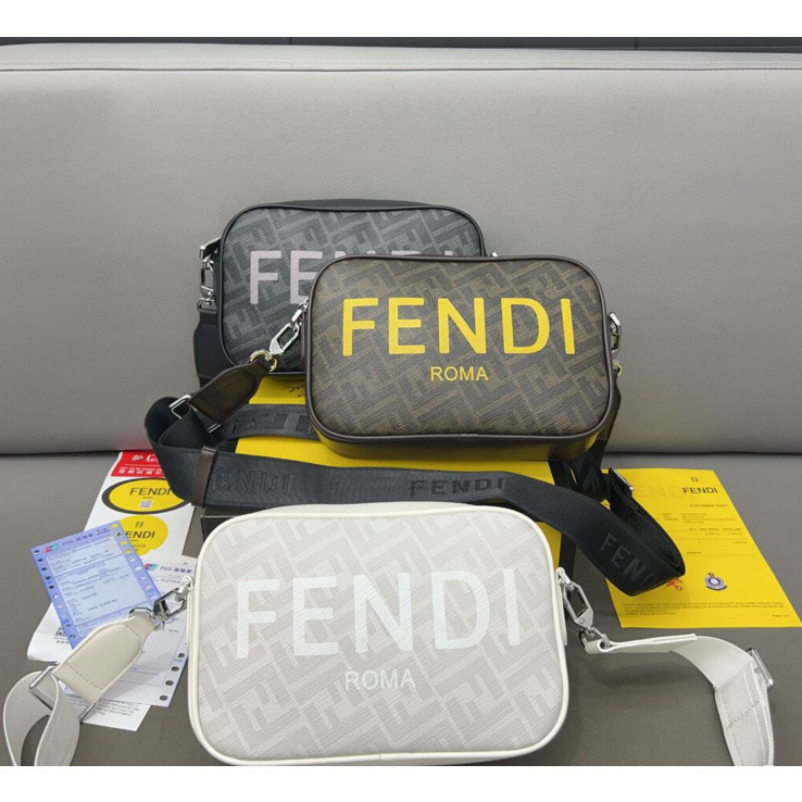 [กล่องของขวัญ] แฟชั่น Fendi สายคล้องไหล่กว้าง กระเป๋ากล้อง หนังวัว สบาย ๆ สปอร์ตผู้ชายกระเป๋าสะพาย