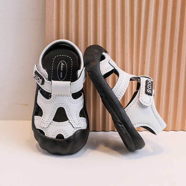 crocs เด็ก รองเท้ามีไฟ รองเท้าแตะปิดหัวเด็กรองเท้าแตะเด็กวัยหัดเดินกันลื่นสำหรับเด็กวัย1-3ขวบ