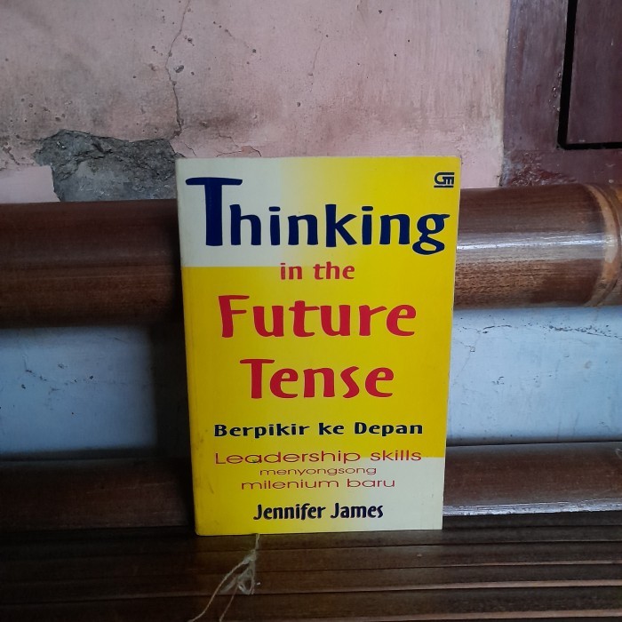 หนังสือต้นฉบับ Thinking In The Future Tense คิดกลายเป็น Jennifer Jame ด้านหน้า