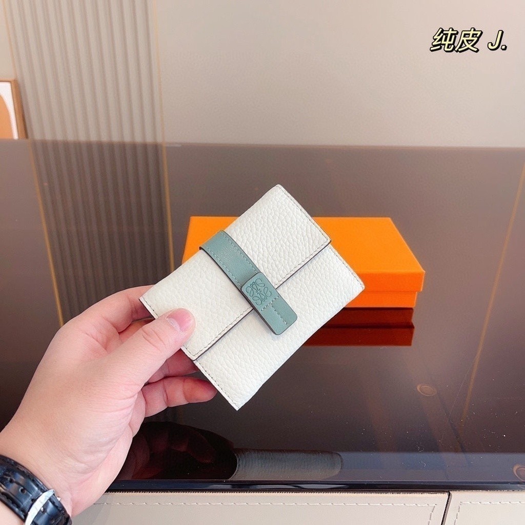 LOEWE [สั่งซื้อ]กระเป๋าสตางค์สั้นลายลิ้นจี่หนังวัวสามพับคมชัดหัวเข็มขัดความจุขนาดใหญ่หลายบัตรLoeweกร