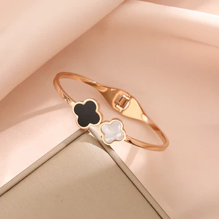 คลาสสิกเวอร์ชั่นเกาหลีสีดําสีขาวเชลล์โคลเวอร์สี่ใบสร้อยข้อมือเหล็กไทเทเนียมหญิงแฟชั่นที่เรียบง่ายทุกการแข่งขันสแตนเลสไม่ซีดจางเคร