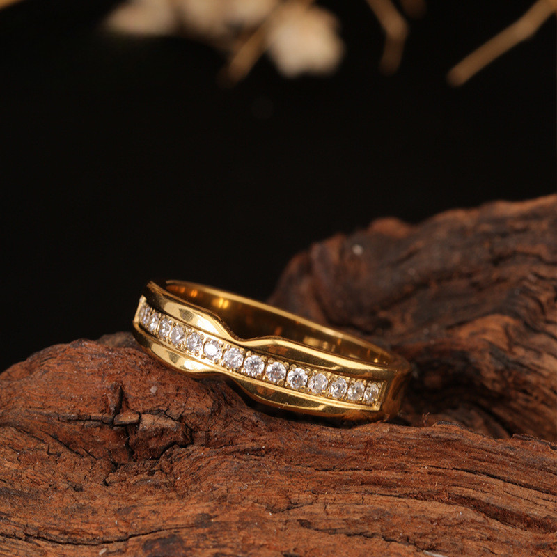 Golden Light Luxury Diamond-Studded คู่แฟชั่น Moissanite เรียบง่ายสไตล์เย็น