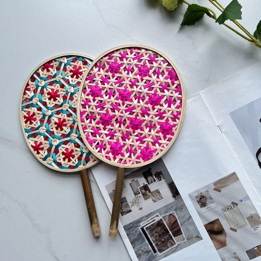 Wellnessspot พัดลมถักไม้ไผ่, พัดลมทอผ้าแฮนด์เมดสีสันสดใส, ของตกแต่งบ้านทรงกลมแบบพกพาประณีตพัดลมมือหมุนของขวัญ - รูปที่ 7