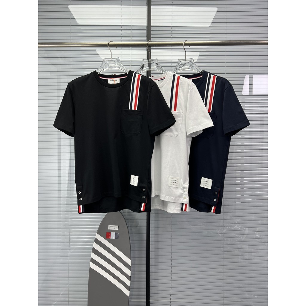 Fqcq thom browne เสื้อคอกลมแขนสั้นมีกระเป๋าลายด้านหน้าแบบเดียวกับผู้ชายและผู้หญิงในฤดูร้อน