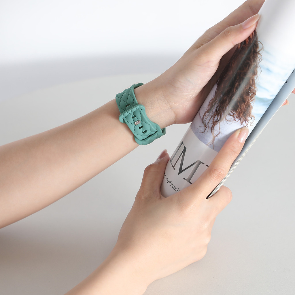 สายรัดหัวเข็มขัดซิลิโคนลายดอก Hermes สำหรับ Apple Watch s9iwatch10 S8/ultral46 mm