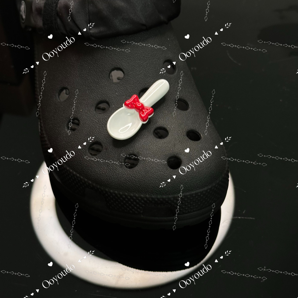 ขายร้อน Red Series Ribbon/Star/KT Cat/Love/Apple Croc Jibitz INS Charm ปุ่ม DIY อุปกรณ์เสริมสําหรับหัวเข็มขัดรองเท้าอุปกรณ์เสริมตกแต่ง