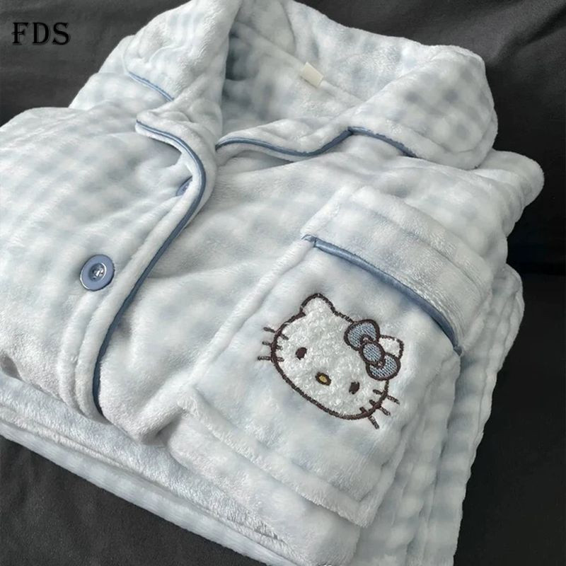 ชุดนอนขนแกะปะการังสำหรับผู้หญิง ออกแบบการ์ตูน Blue Hello Kitty เหมาะสำหรับฤดูหนาว แขนยาว และให้ความอบอุ่น