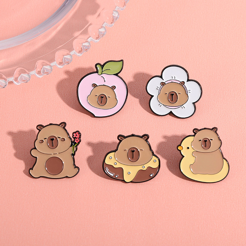 น่ารัก Capybara สัตว์เข็มกลัด Pins น่ารักการ์ตูน Capybara เข็มกลัดป้ายโลหะกระเป๋าเป้สะพายหลังอุปกรณ์เสริมของขวัญสําหรับเด็ก