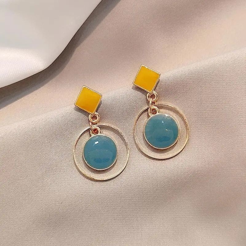 [GG] ต่างหูแบบห่วงคู่สีเขียวสีตัดกันจี้วงกลมหูหัวเข็มขัดอุปกรณ์เสริมสุภาพสตรีเลียนแบบภูมิแพ้