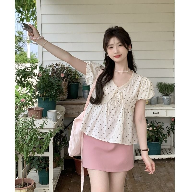 🧡LINNA🧡จัดส่งภายใน 24 ชั่วโมง🚀สไตล์ใหม่ คอวี ลูกไม้ ประกบ แขนสั้น เสื้อเชิ้ต หลวม