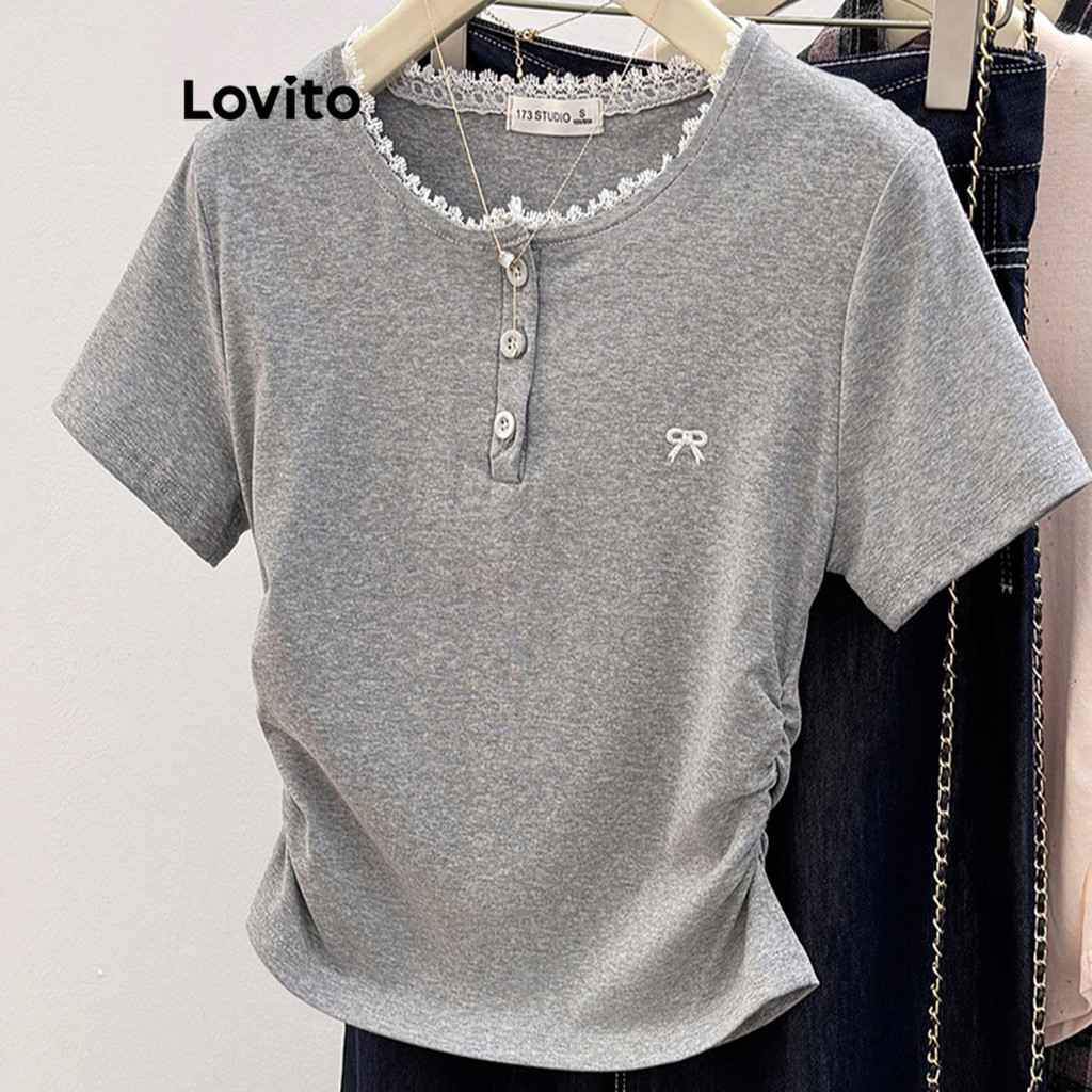 Lovito เสื้อยืดผู้หญิง ลูกไม้ มีกระดุม สีพื้น สไตล์ลำลอง LNM70320