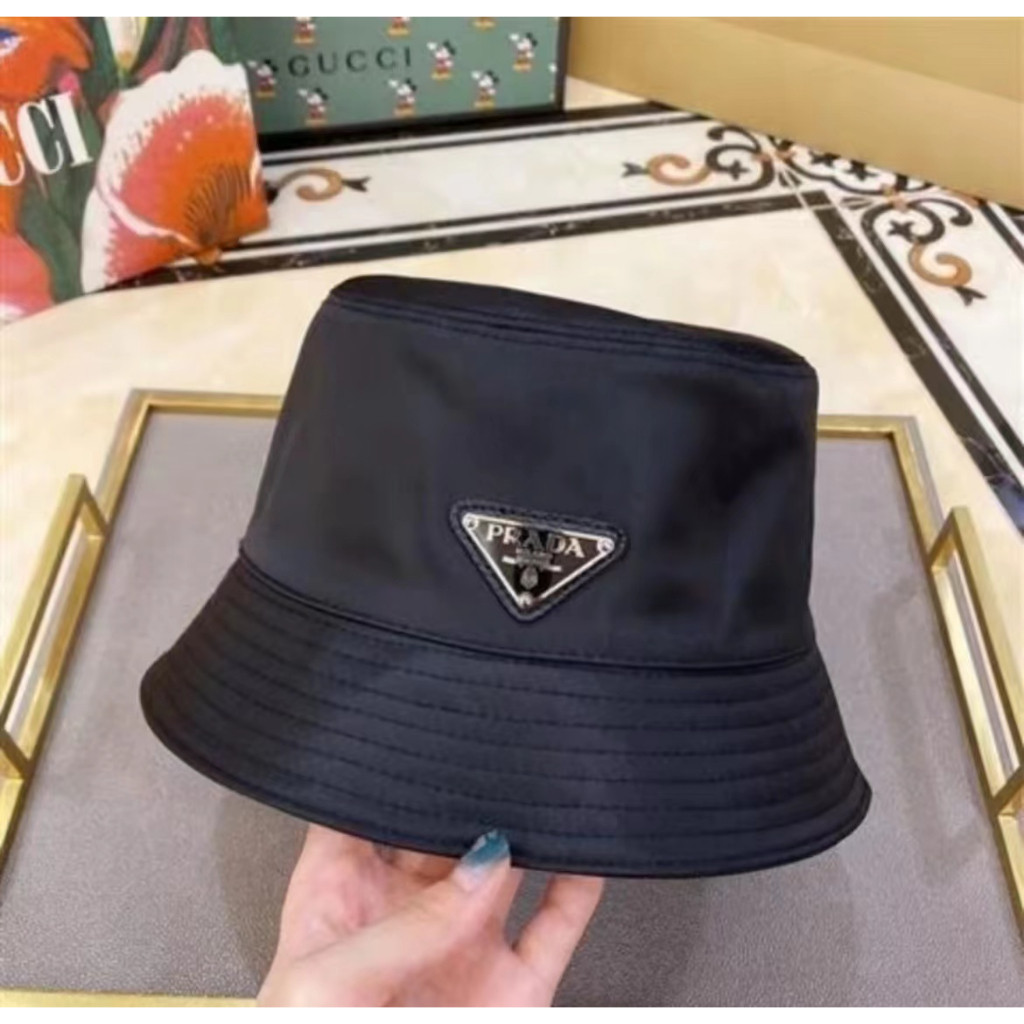 [Ship from Thailand] หมวกบักเก็ตสตรีแฟชั่นระดับไฮเอนด์พร้อมโลโก้สามเหลี่ยมบนหมวก คุณภาพสูง มีสไตล์ปก - รูปที่ 3