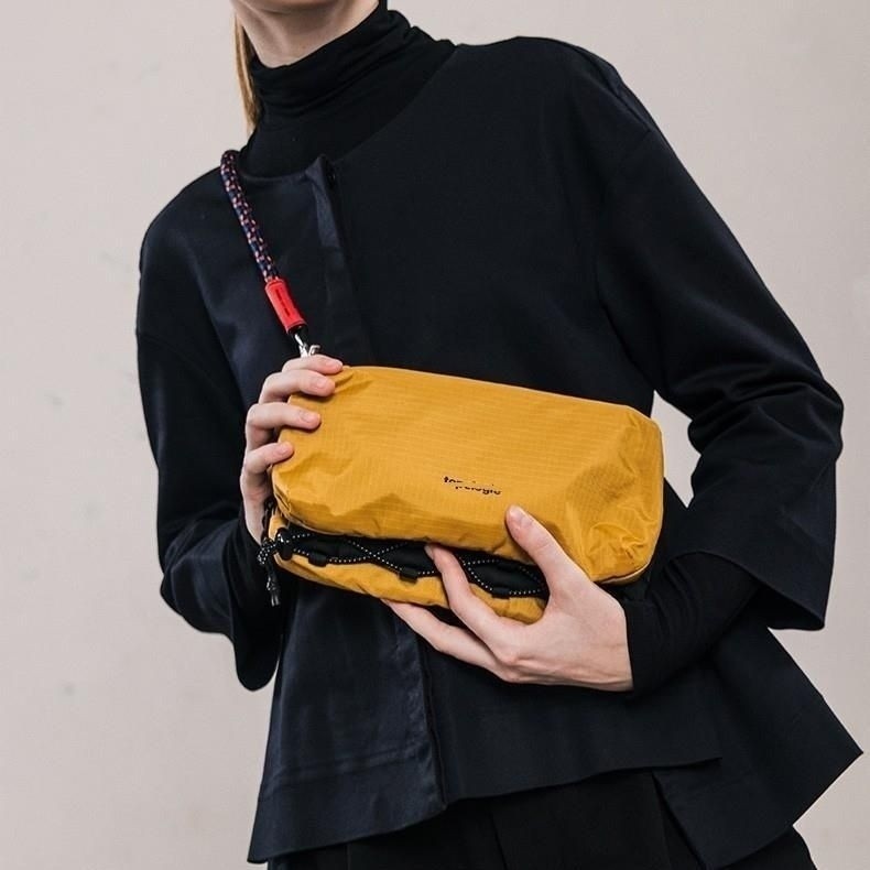 2024 ขวดน้ํา Messenger Street Wear กระเป๋าปีนเขากลางแจ้งหญิงน้ําหนักเบากระเป๋าหน้าอกกระเป๋าคาดเอวกระเป๋าใบเล็กเรียบง่ายชายปีนเขา