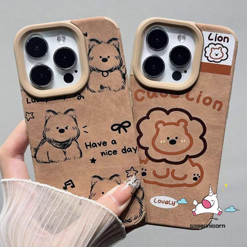 การ์ตูน Retro Puppy น่ารัก Little Lion ภาพวาดภาษาอังกฤษแท็กสําหรับ IPhone 15 11 13 12 14 16 Pro Max 15 14 16 Plus 15 16 Pro สีน้ําตาลหรูหราหนังเนื้อ Fluff นุ่มกรณี