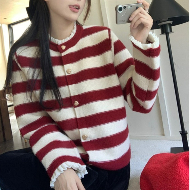 สินค้าใหม่เสื้อคาร์ดิแกนถักลายทางสีแดงสไตล์ชาแนลสำหรับผู้หญิงเสื้อไหมพรมดีไซน์ใหม่ฤดูใบไม้ร่วงและฤดูหนาวเสื้อแจ็คเก็ตแฟชั่นเรียบหรู