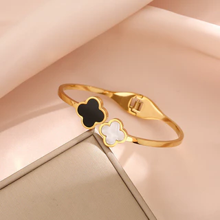 คลาสสิกเวอร์ชั่นเกาหลีสีดําสีขาวเชลล์โคลเวอร์สี่ใบสร้อยข้อมือเหล็กไทเทเนียมหญิงแฟชั่นที่เรียบง่ายทุกการแข่งขันสแตนเลสไม่ซีดจางเคร