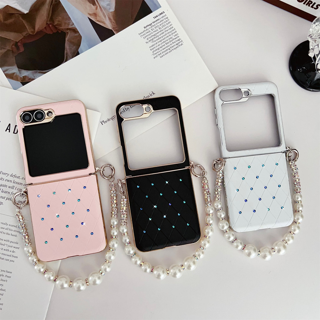 Luken เกาหลี ins ชุบเพชร Rhombus Lattice สร้อยข้อมือมุกไม่สม่ําเสมอเคสโทรศัพท์สําหรับ Galaxy Z Flip6