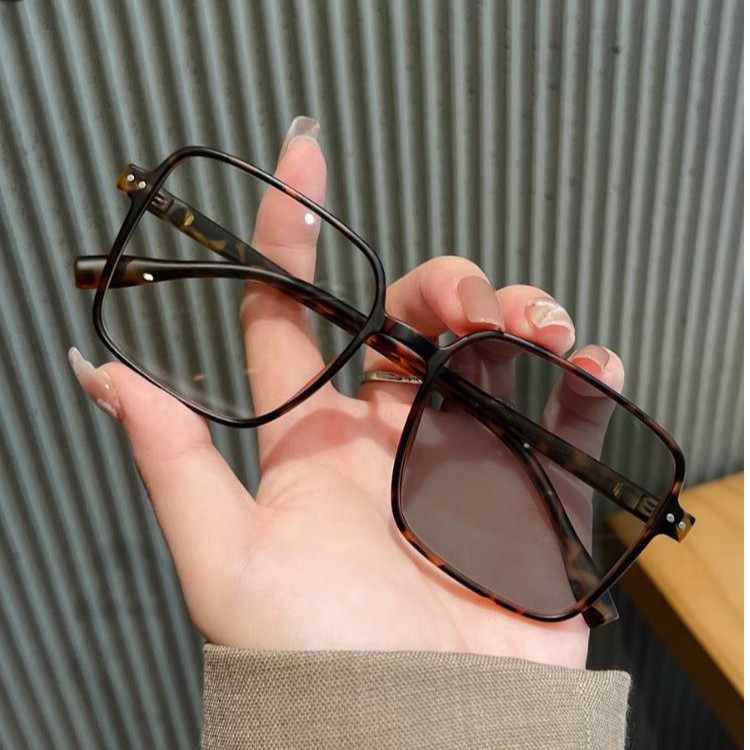 (-0~-400) โฟโต้โครม แว่นสายตาสั้น, แว่นสายตาสั้นเปลี่ยนสีแสงแฟชั่น, กรอบแว่นตาทรงเหลี่ยม, แว่นชายและหญิง, แว่นเกรดนักเ