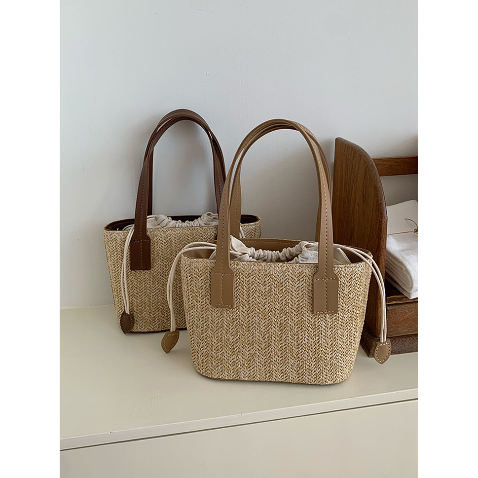 กระเป๋าสาน น่ารัก มี 3 สี ตั้งเป็นทรง สายหนัง มีสายยาวให้ P238