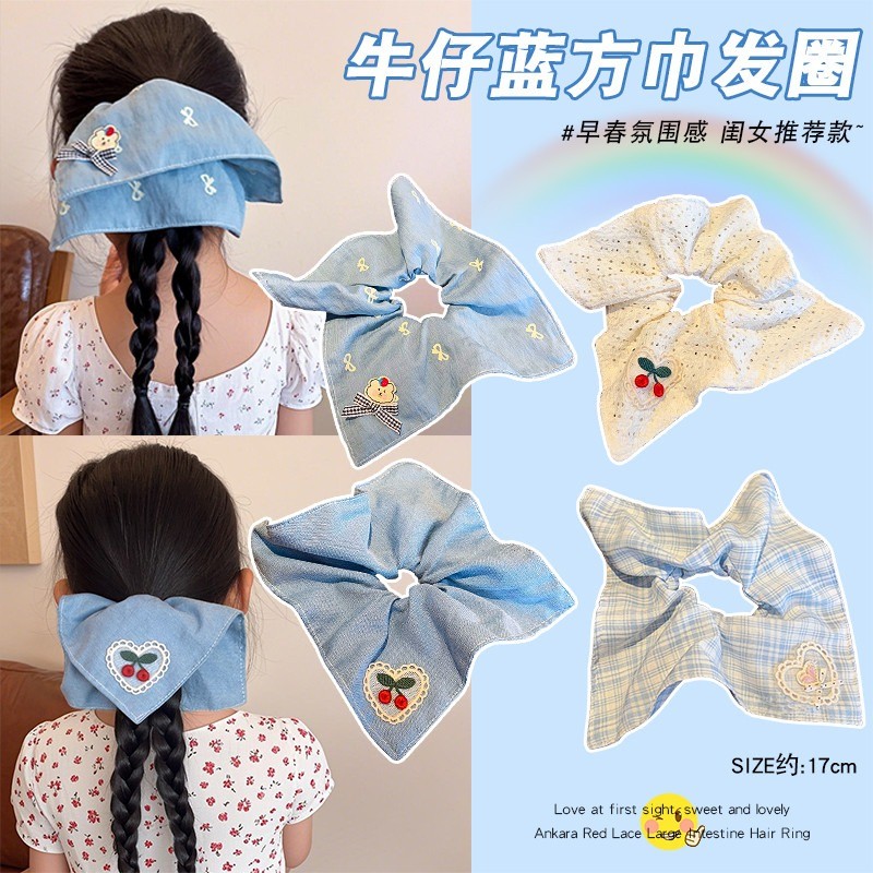 สาวทรงสี่เหลี่ยมสไตล์เกาหลีที่มีผมหางม้าต่ําลําไส้ใหญ่ผมแหวนยางรัด
