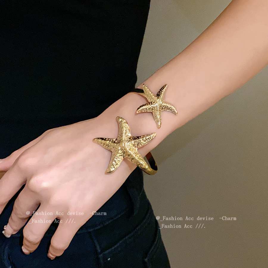 สร้อยข้อมือปลาดาวโลหะผิดปกติแสงหรูหราความรู้สึกสูงปลอกแขนโอ้อวดลมหนาวบุคลิกภาพการออกแบบที่เรียบง่ายสร้อยข้อมือผู้หญิง