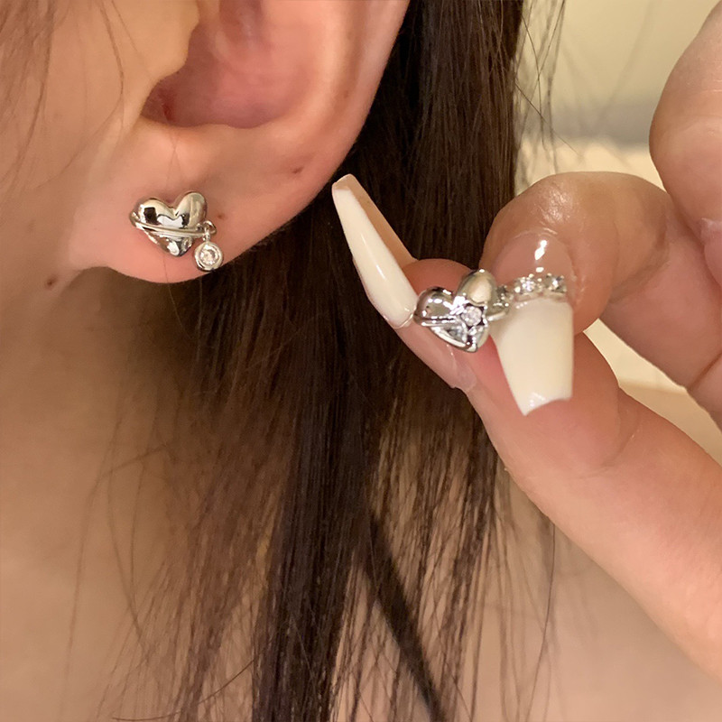 ต่างหูหัวใจไม่สมมาตรต่างหูแฟชั่นเฉพาะกลุ่มต่างหูระดับไฮเอนด์สำหรับผู้หญิง