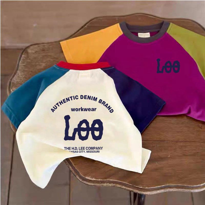 ฤดูร้อนใหม่ เสื้อยืดแขนสั้นผ้าฝ้ายแท้สำหรับเด็กชายและเด็กหญิง สีบล็อก เสื้อแขนสั้นพิมพ์ลายตัวอักษรสำหรับเด็ก สไตล์เกาหลี