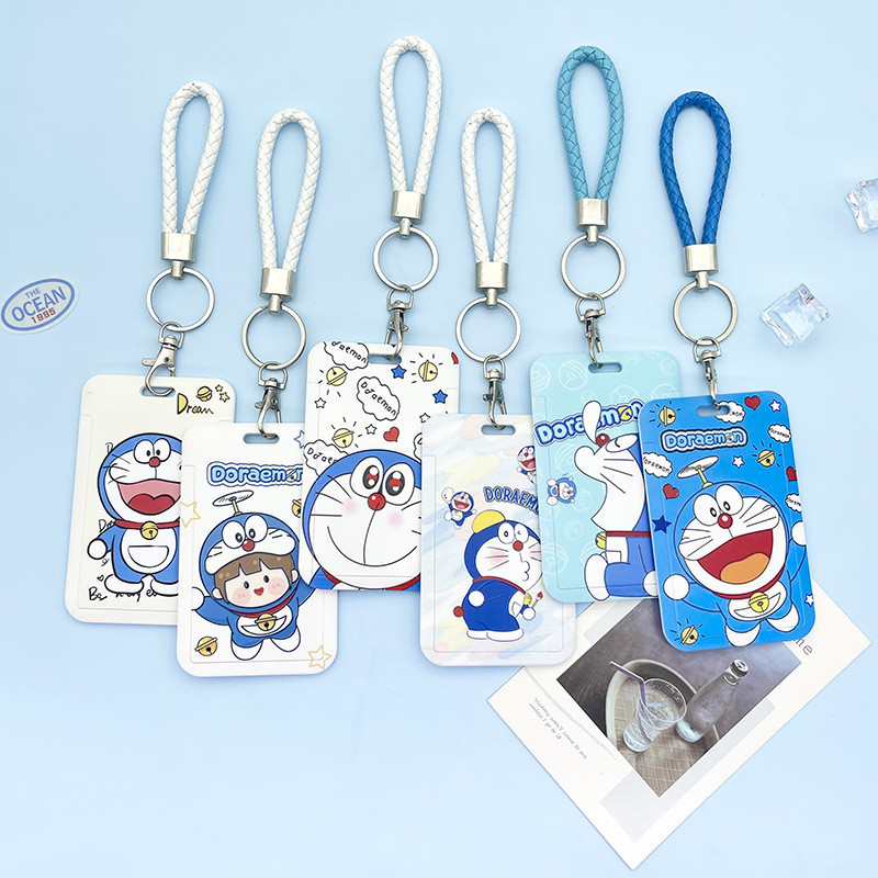 สต็อกพร้อม โดราเอมอนผู้ถือบัตรลายนูนเคสป้องกันบัตรสั้นเชือกมือสําหรับบัตรรถบัสบัตรทํางานบัตรวิทยาเขตบัตรประจําตัวนักเรียน